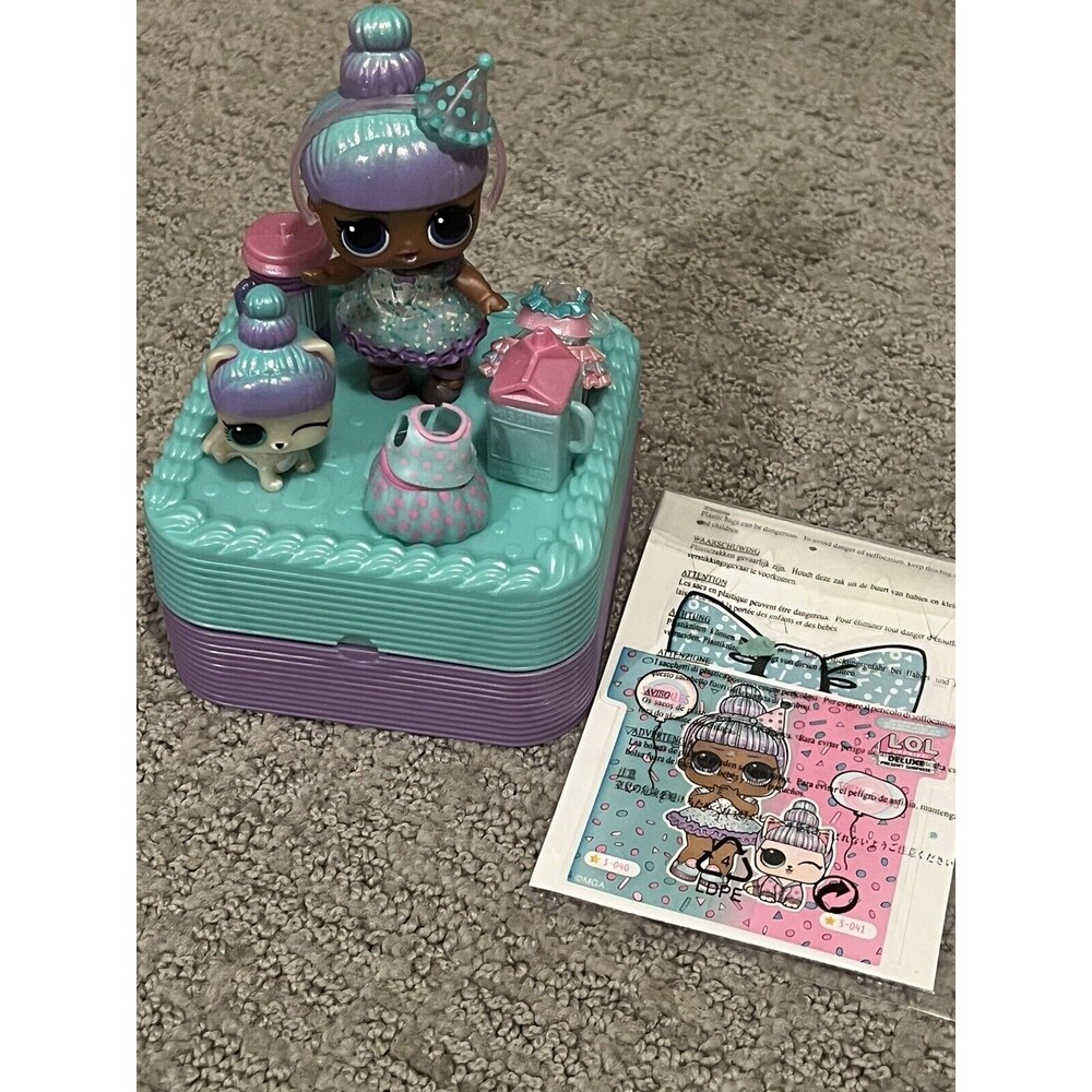 LOL Surprise Deluxe Sprinkles Doll & Pet Present Surprise Sprin-Claws pet kitten